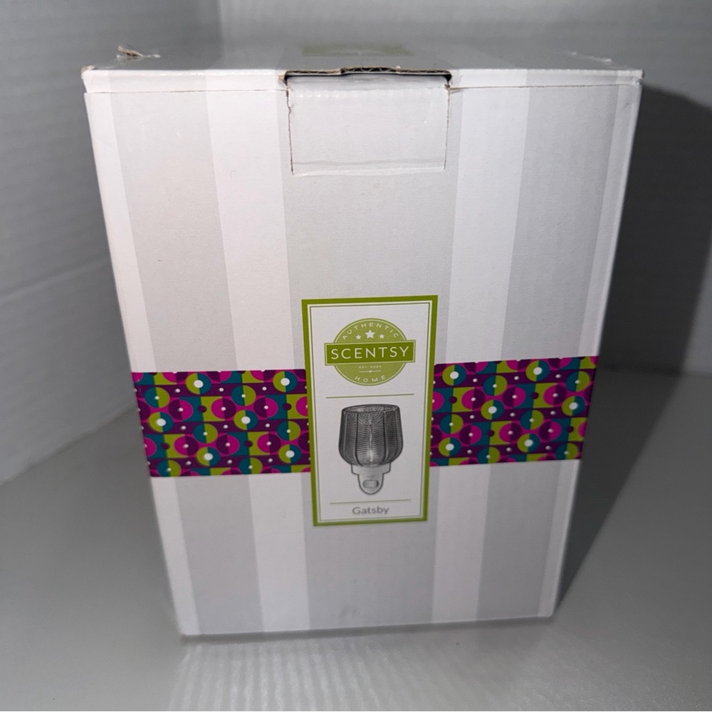 Scentsy Gatsby Mini Plug-In Wax Warmer Wall Iridescent Glass ~ New in Box!
